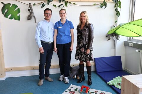 Sie freuen sich über die schönen neuen Räume und die vielfältigen Möglichkeiten der Ambulanten Ergotherapie-Praxis (v.l.n.r.) Marcus Kaiser, Leitung Interdisziplinäre Therapie, Sarah Büßecker, Leiterin der Ergo Ambulanz, und Barbara Martetschläger, Kaufmännische Direktorin des HJW. Bild: Andrea Jagode